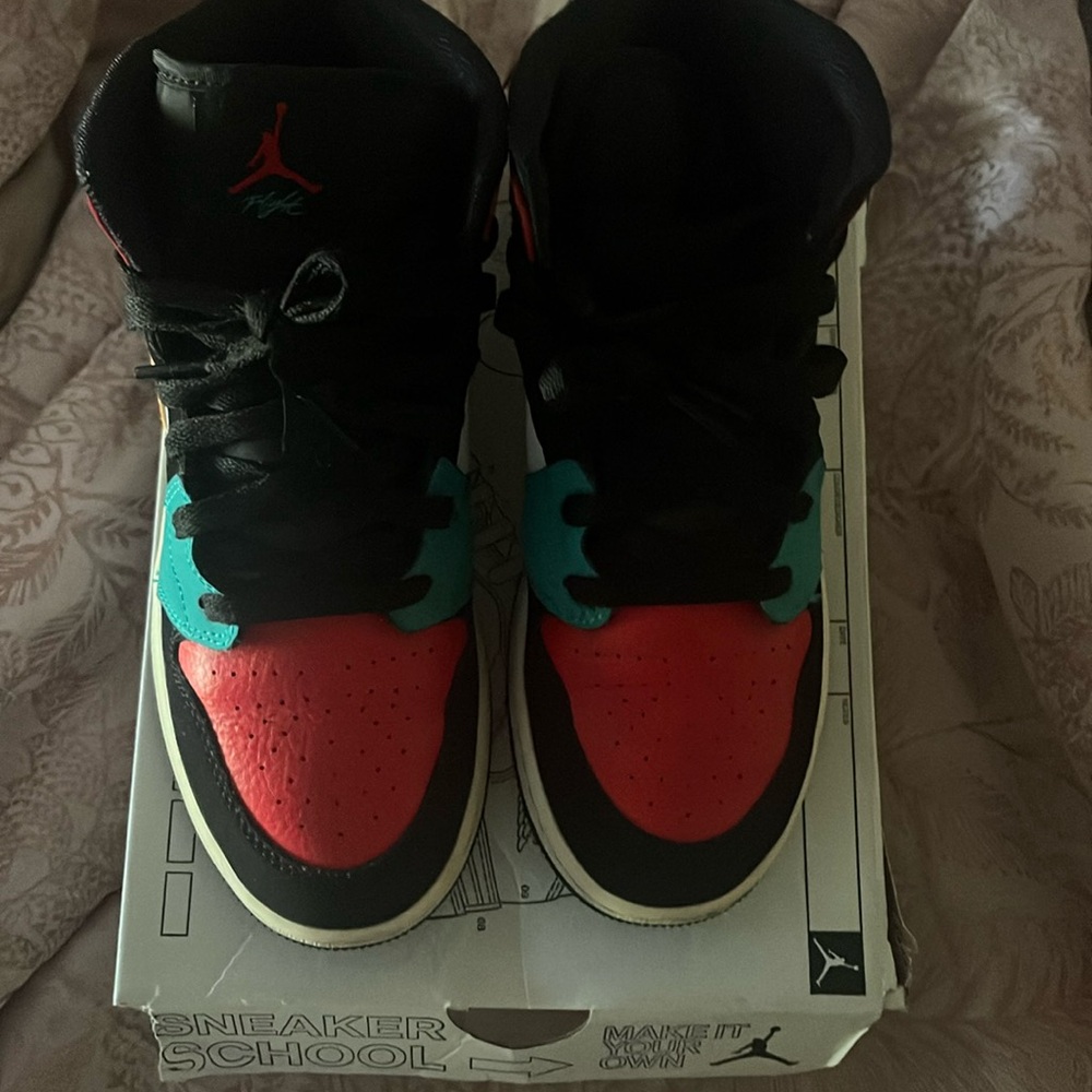 Nike flight shoes size 6Y. Only worn twice